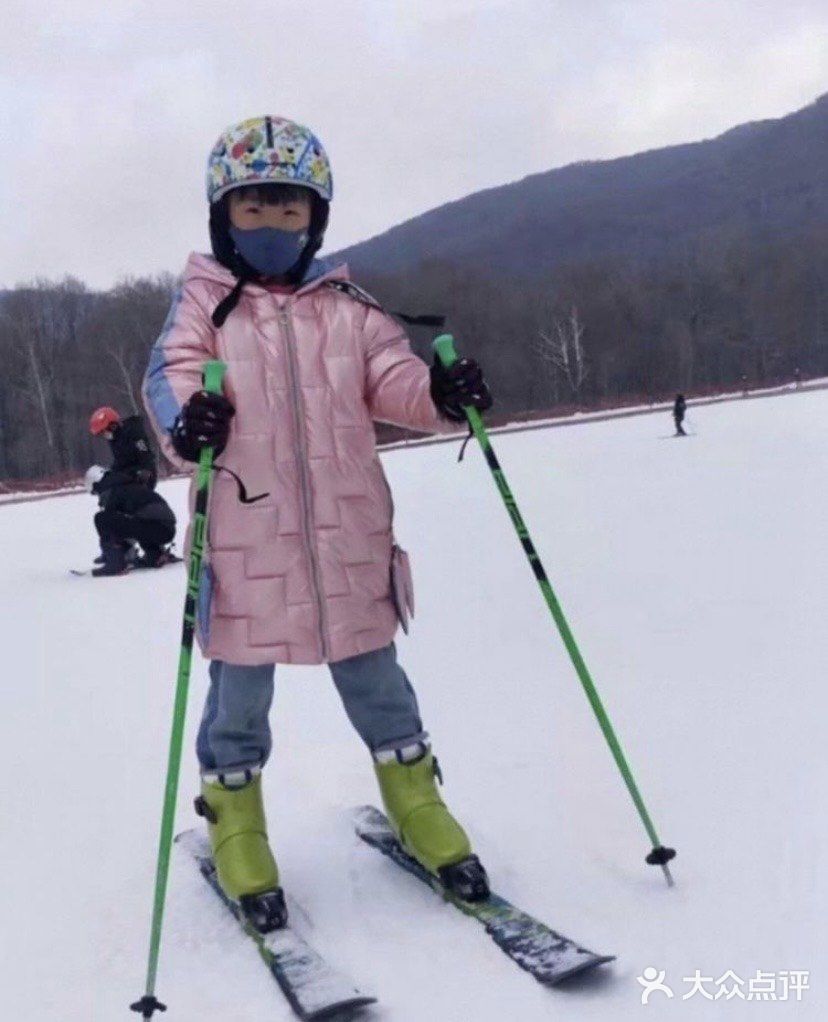 冬天到了快带宝宝来滑雪吧。
