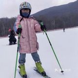 冬天到了快带宝宝来滑雪吧。
