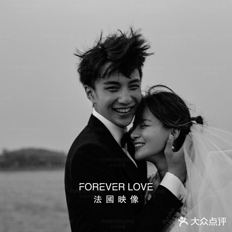 从美学和概念上探索了舞台摄影和纪实摄影之间的界限