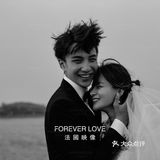 从美学和概念上探索了舞台摄影和纪实摄影之间的界限