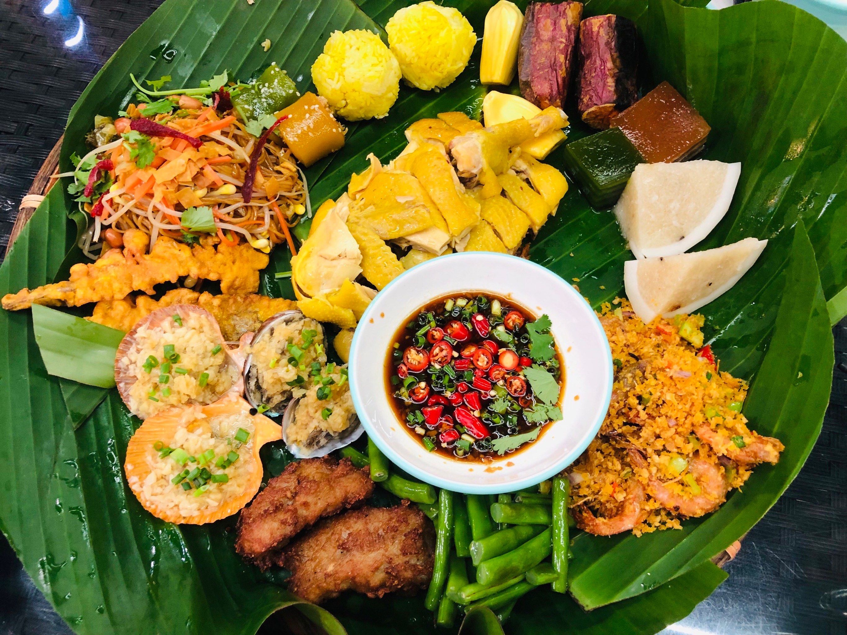 簸箕餐吃的也比较少,偶尔也就是莱图个新鲜吧,好几种海南特色菜品放在