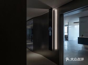 诗意灰+科技感，简约粗野主义