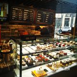 一进店有点被惊到，这家店也太大了吧，面包种类好多
