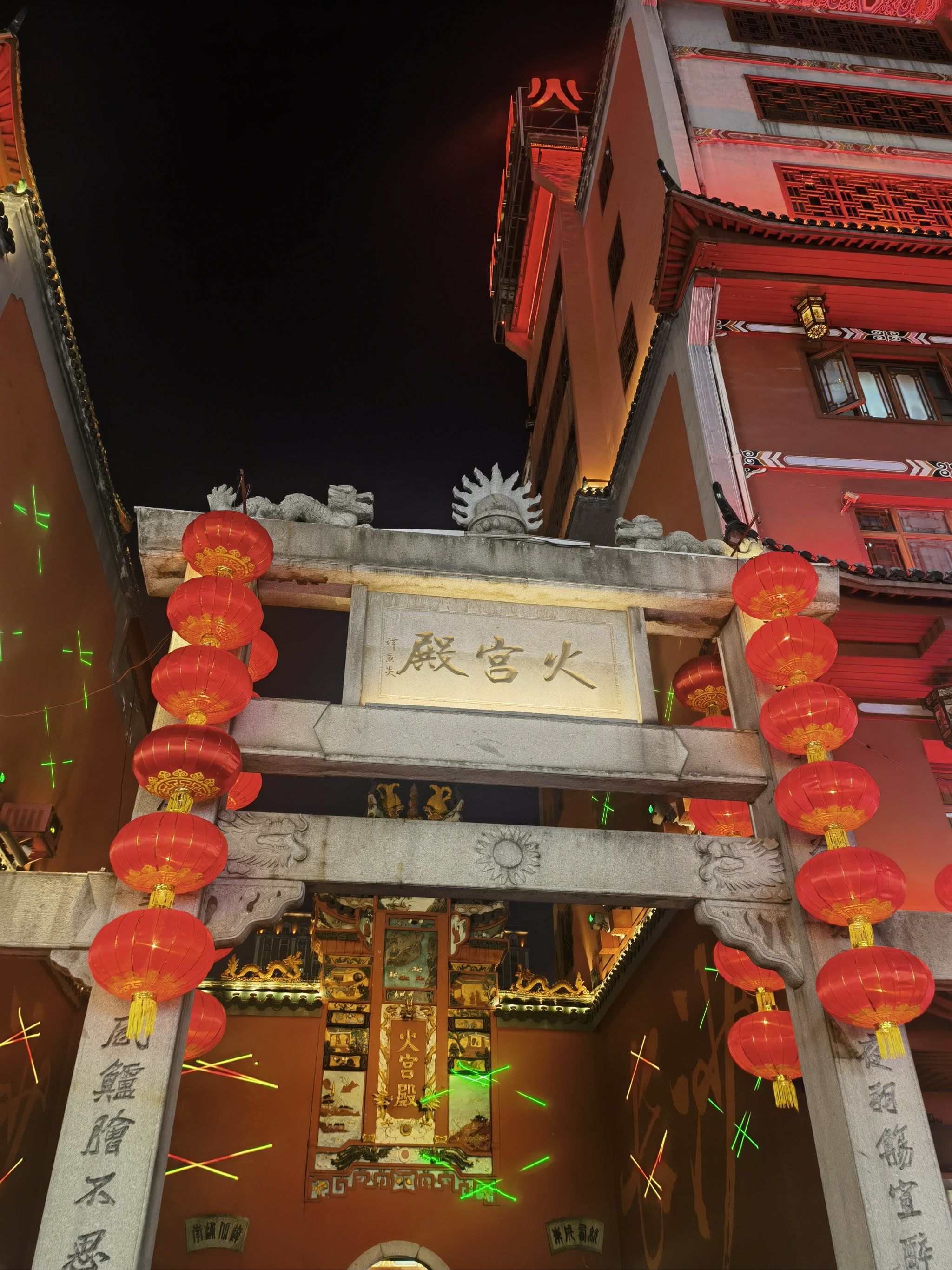 0元玩转这座城
拥有四百多年历史的长沙火宫殿,原名