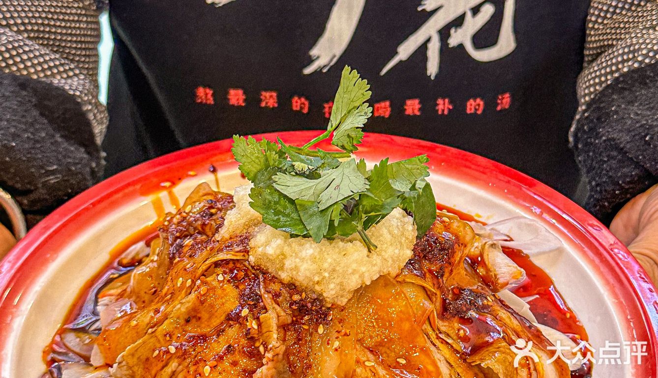 我zui爱他们家的招牌老妈蹄花了！猪蹄炖的软烂！