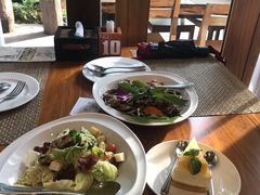 -Chom Cafe and Restaurant