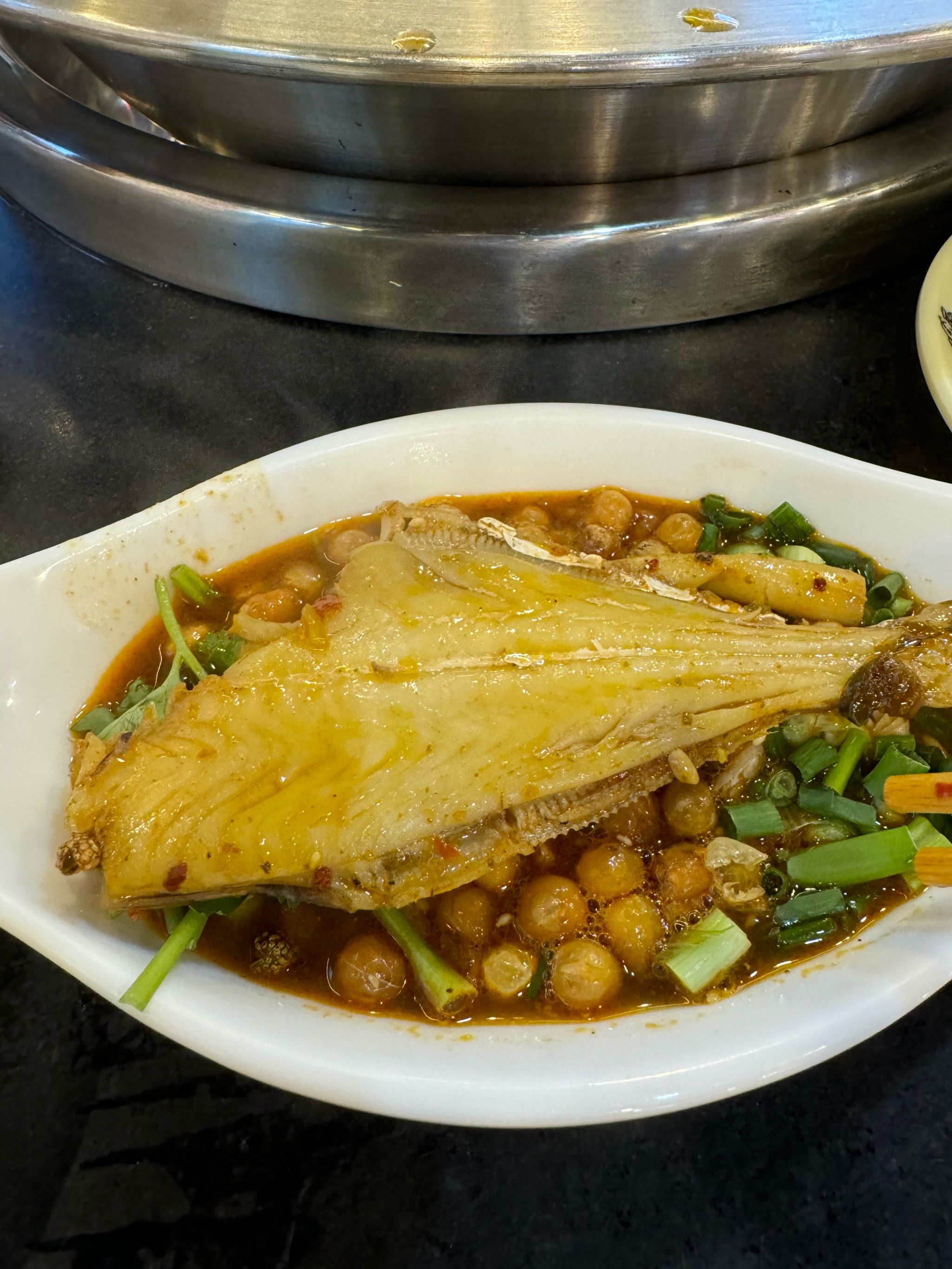 下了班来吃,位置很好找,水煮耗儿鱼个头很