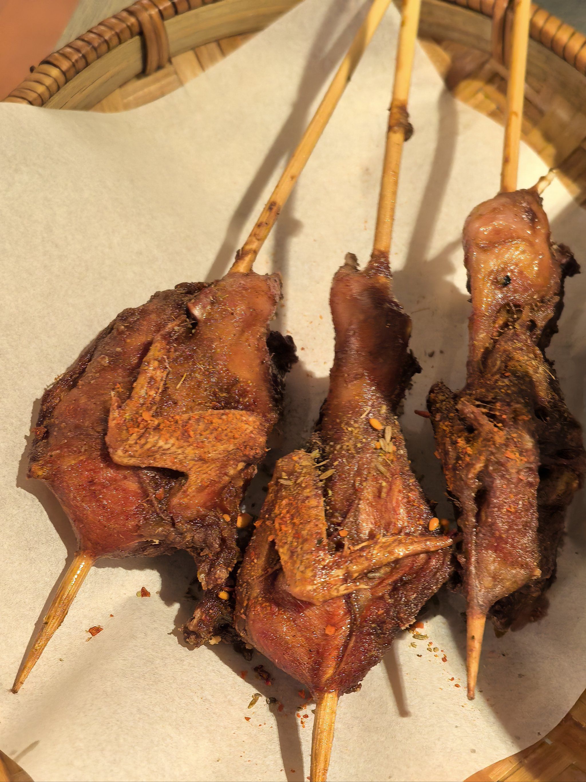 味道很不错,推荐臭豆腐,猪肝和烤鹌鹑,烧