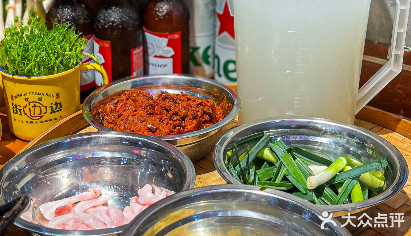 来吃这家地摊火锅，为的就是实现🆓啤酒畅饮‼️