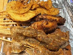 -何师烧烤·小龙虾·江湖川菜·精酿啤酒(成温店)