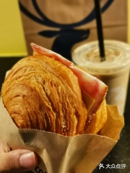 瑞幸咖啡(金融街海伦中心店)培根蛋堡可颂图片