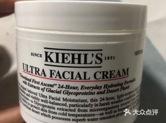 打开高保湿面霜的瓶盖，闻起来其实并没有气味