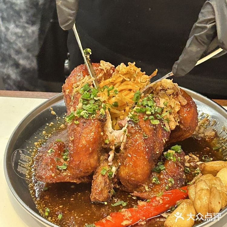 哇谁懂啊在广州两个猛男服务生陪我吃韩国烤鸡🥰