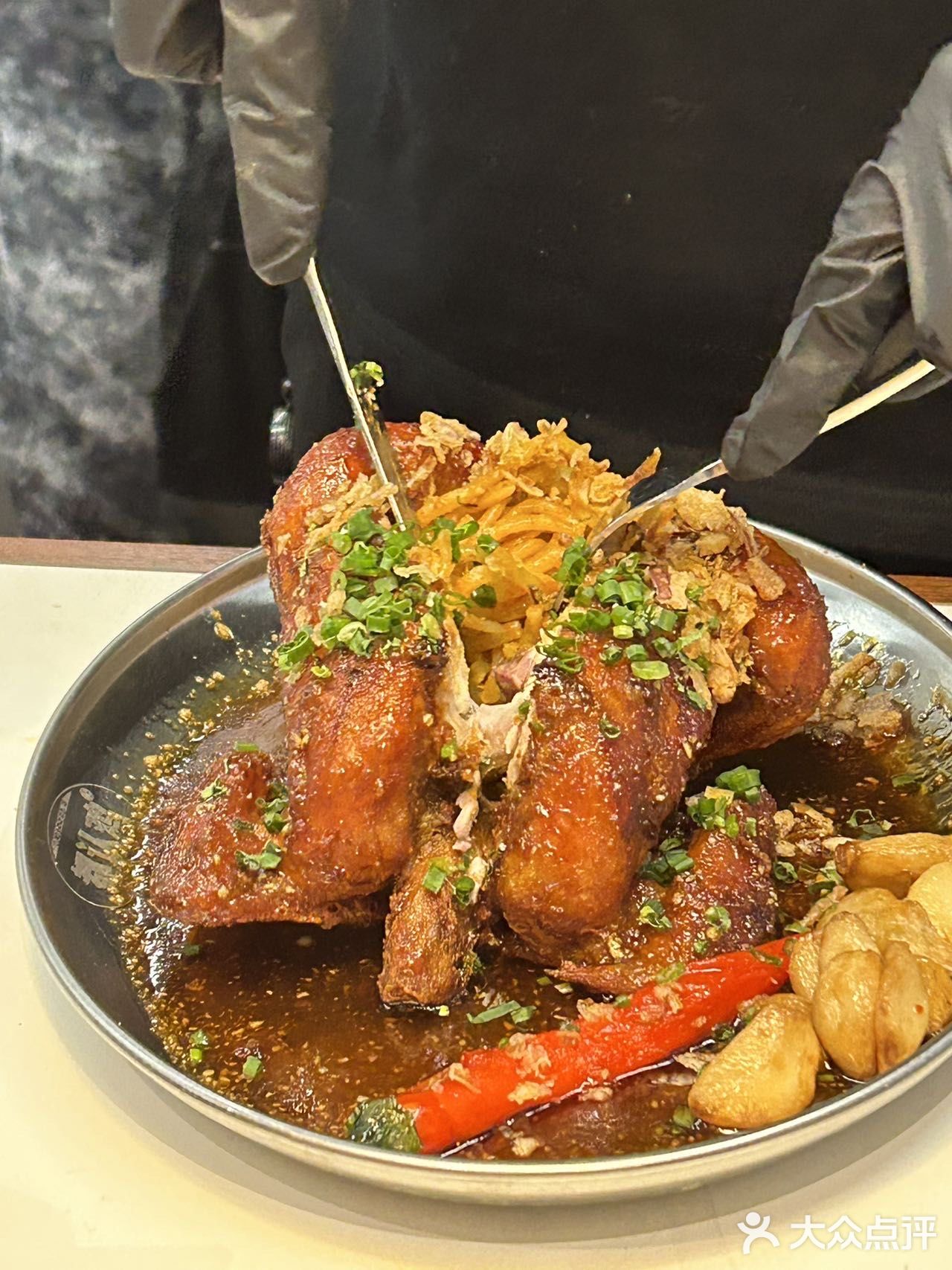 哇谁懂啊在广州两个猛男服务生陪我吃韩国烤鸡🥰