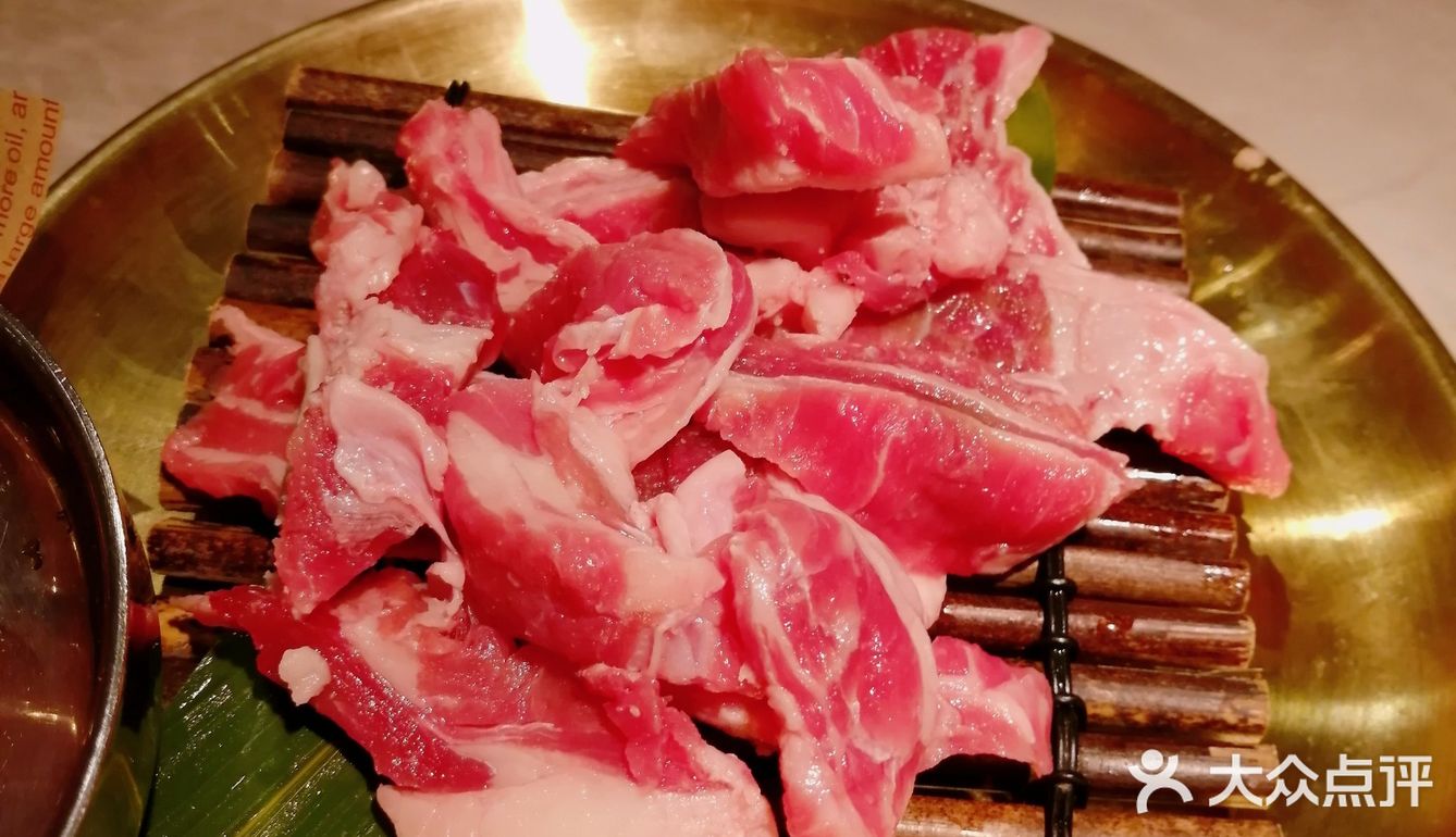 在韩国街，吃上一顿地道的韩日烤肉！
