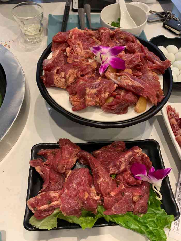 我是提前打电话预约位置的,两人餐点了两斤牛骨和两斤牛肉和一些配菜