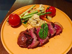 烤牛臀肉(200g)配烤时蔬-PengLai 蓬莱(建外大街店)
