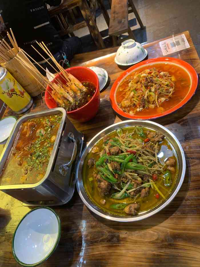 山城饭局-"朋友推荐来吃的 四个人点了五个菜还没吃完.