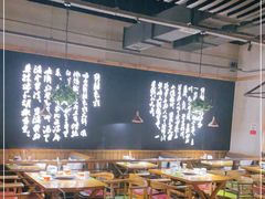 大堂-洪氏嗨捞·广东猪肚鸡·椰子鸡火锅(西咸万象城店)