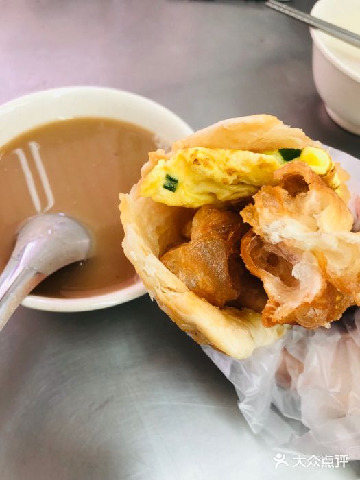 烧饼夹鸡蛋油条