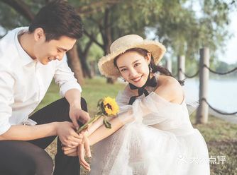 我想和你一直走下去，走过清晨被扫把扫过后留下竹腥味的