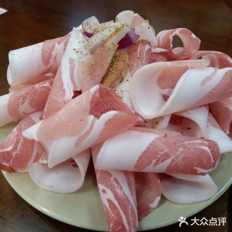 这家春满江在商业街二楼 挺好找 店面不大 我们是一大
