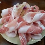 这家春满江在商业街二楼 挺好找 店面不大 我们是一大