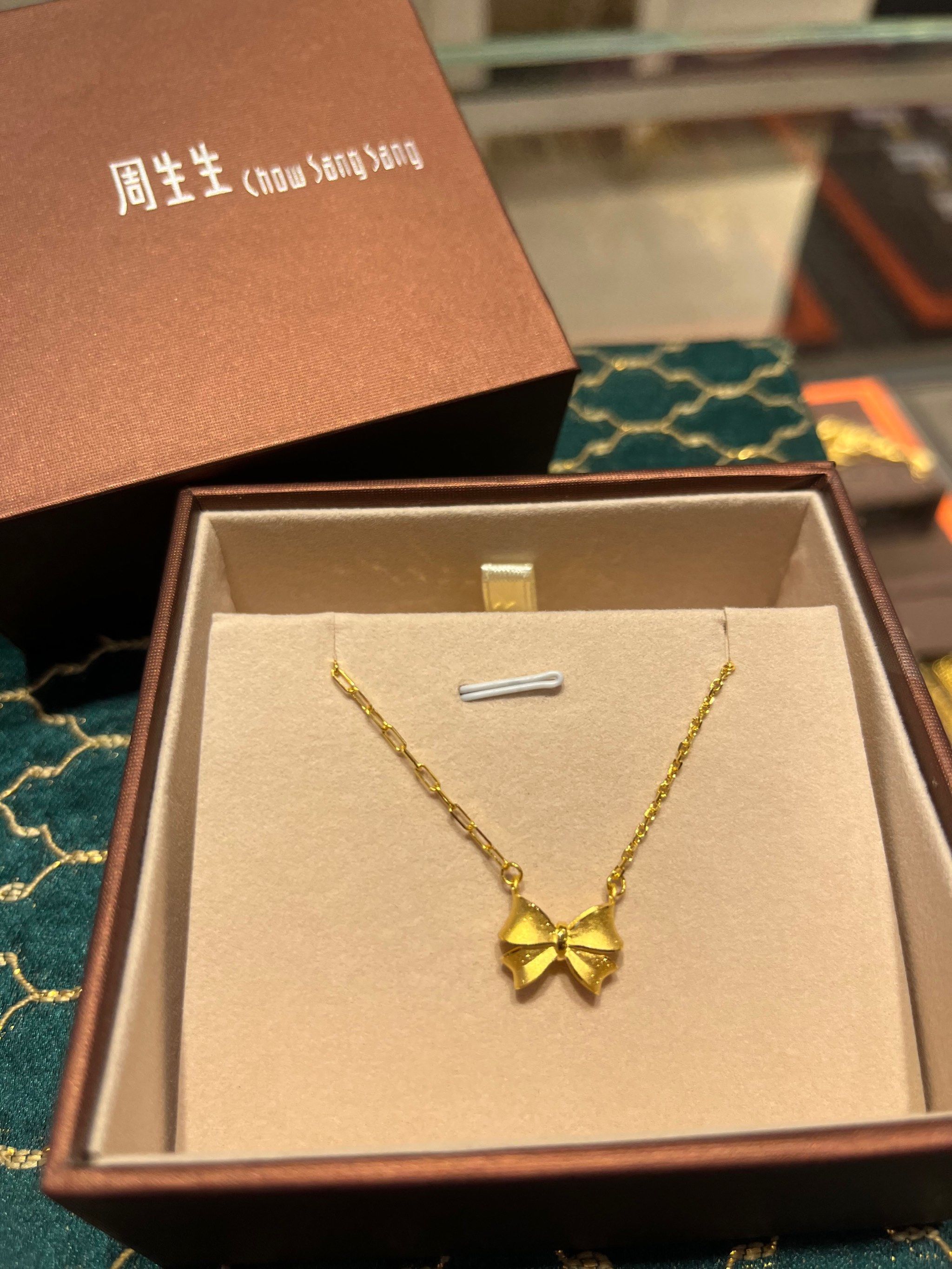 周生生蝴蝶结项链
