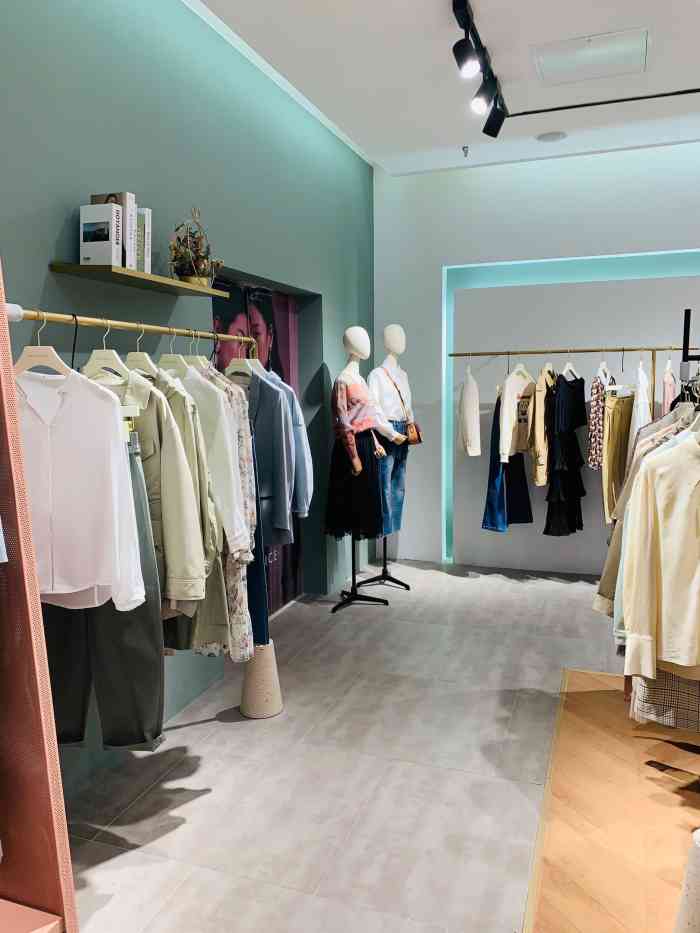 打分 designice女装品牌,乐客城二楼,部分冬装在做打折促销,春款裙装