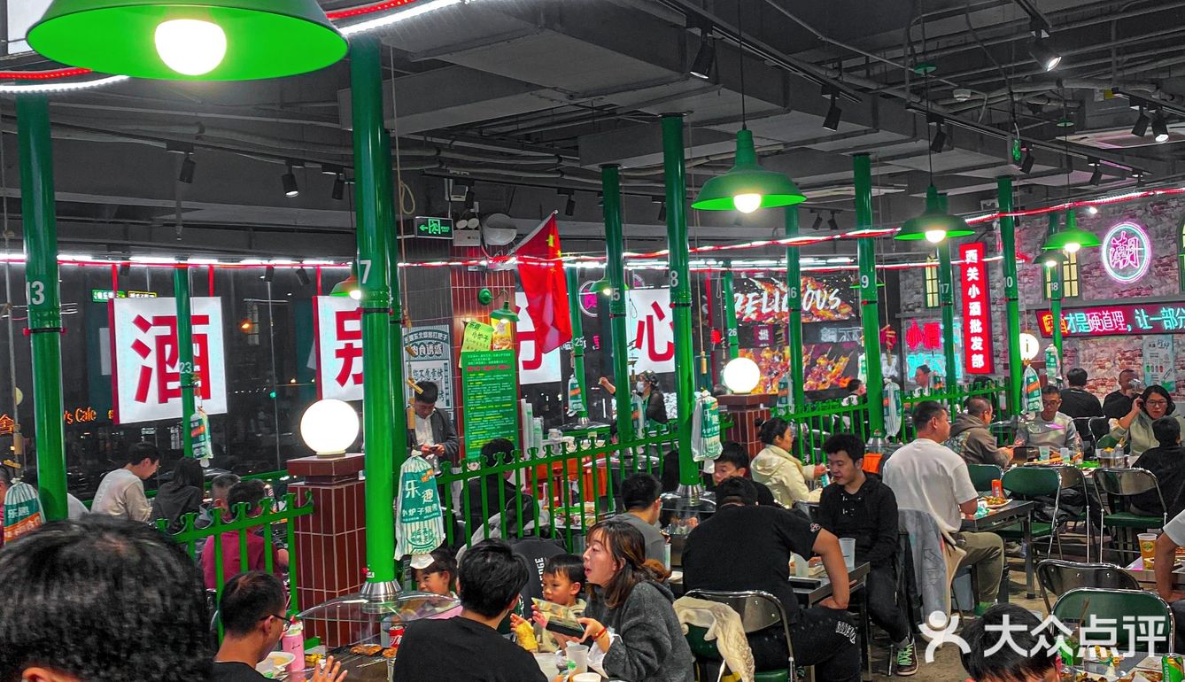北京蕞牛的东北烤串儿店，排队排到楼梯上！