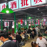 北京蕞牛的东北烤串儿店，排队排到楼梯上！