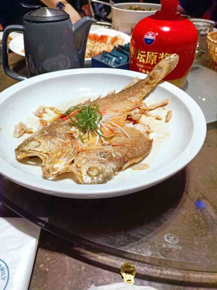 海鲜e族(五江天街店)-"我们是中午去吃的,可能人有点多,服务人态.