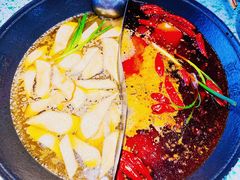 菌菇鸳鸯锅-鸿姐老火锅(疁城新天地店)