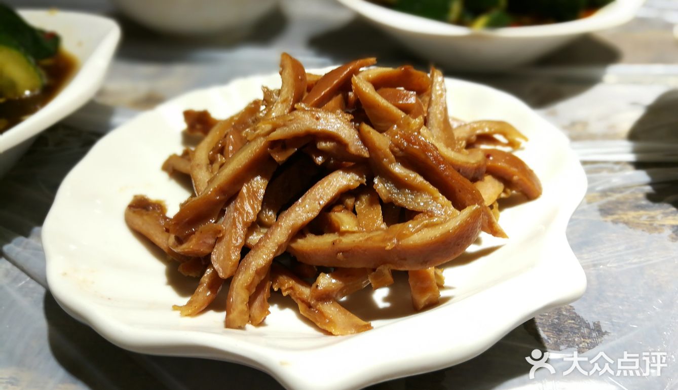 对于重口味的我来说，觉得少了点啥！藕片吃在嘴里太生了