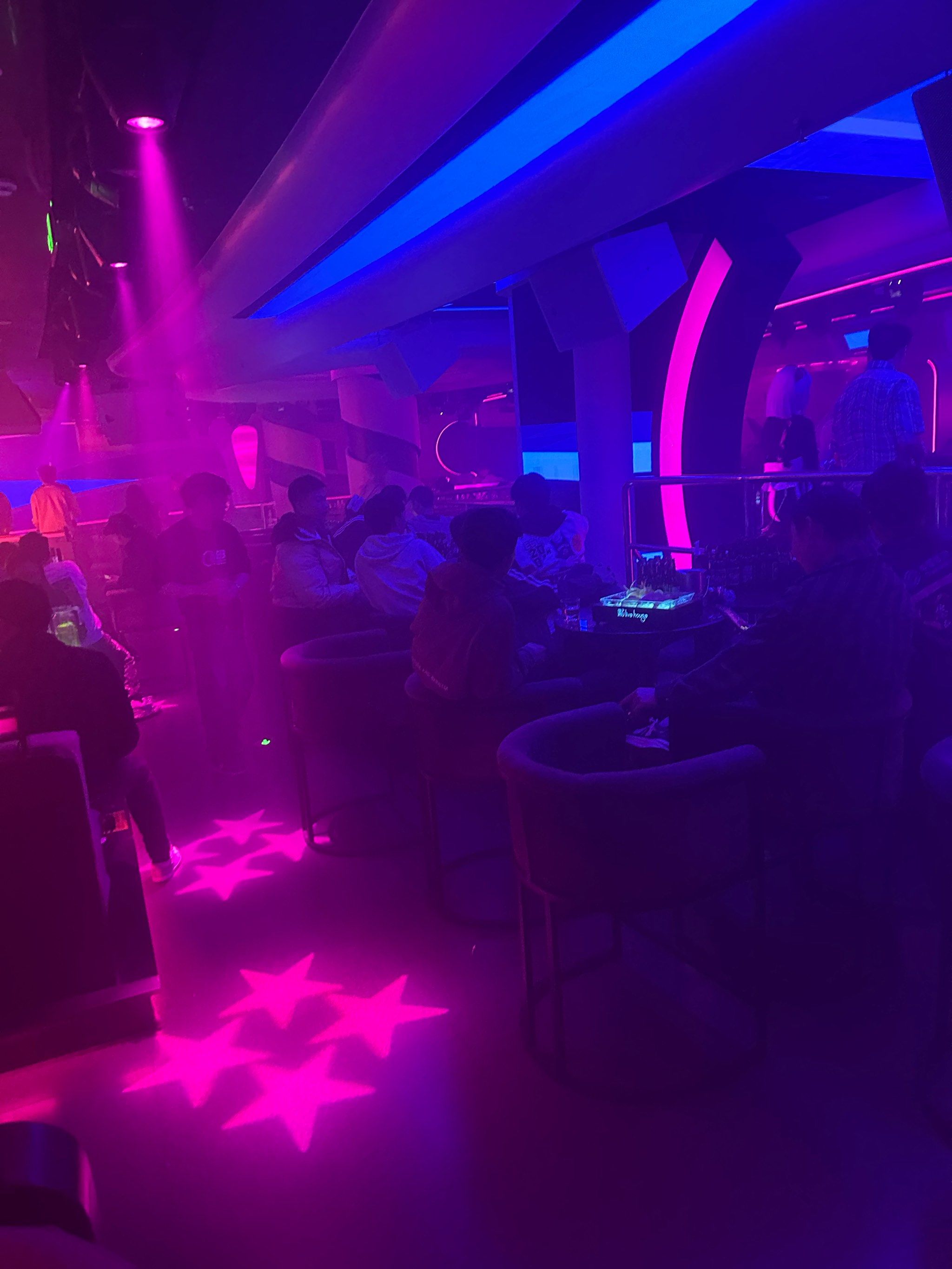 酒吧氛围太好了