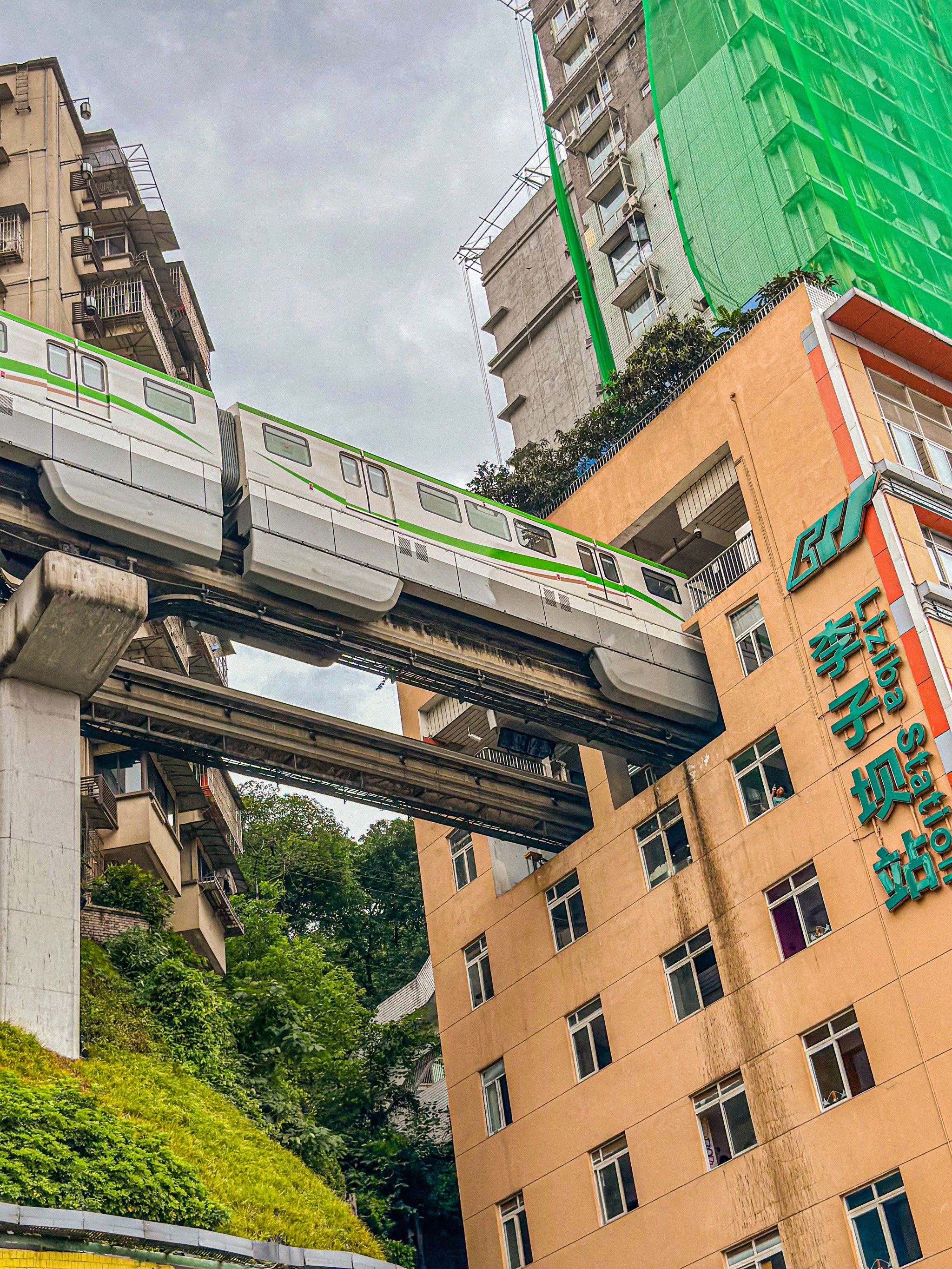 只有日本和重庆能看到轻轨穿楼,还是很壮观的,我说来拍照,真是人山