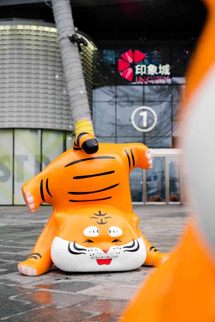 金沙印象城是新开的商场在物美对面这个月新开的所以商场看起来很新