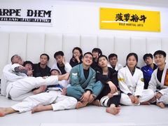 -菠萝格斗巴西柔术训练馆