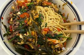 Cilantro Stir-Fried Beef Egg Noodles
