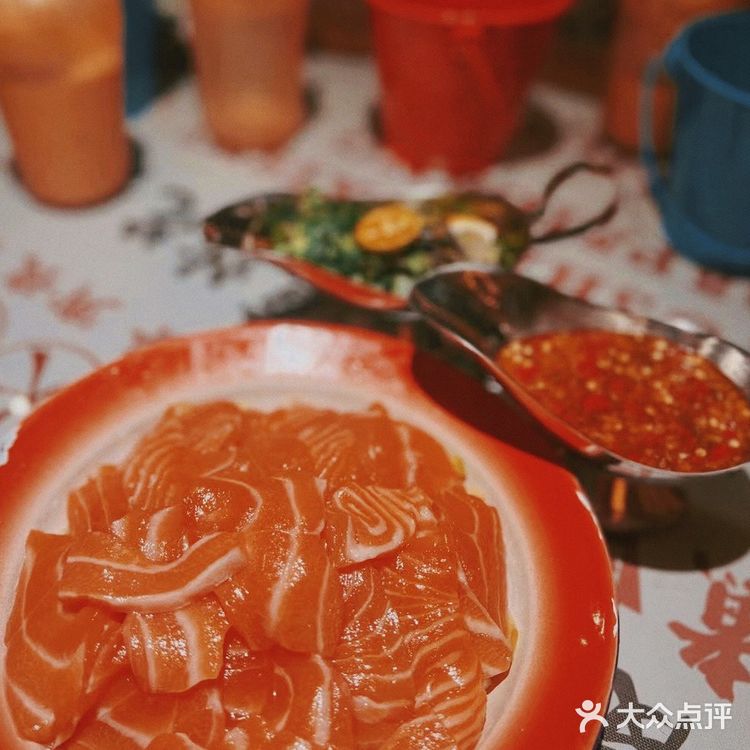 海鲜酒楼的出品，路边大排档的消费