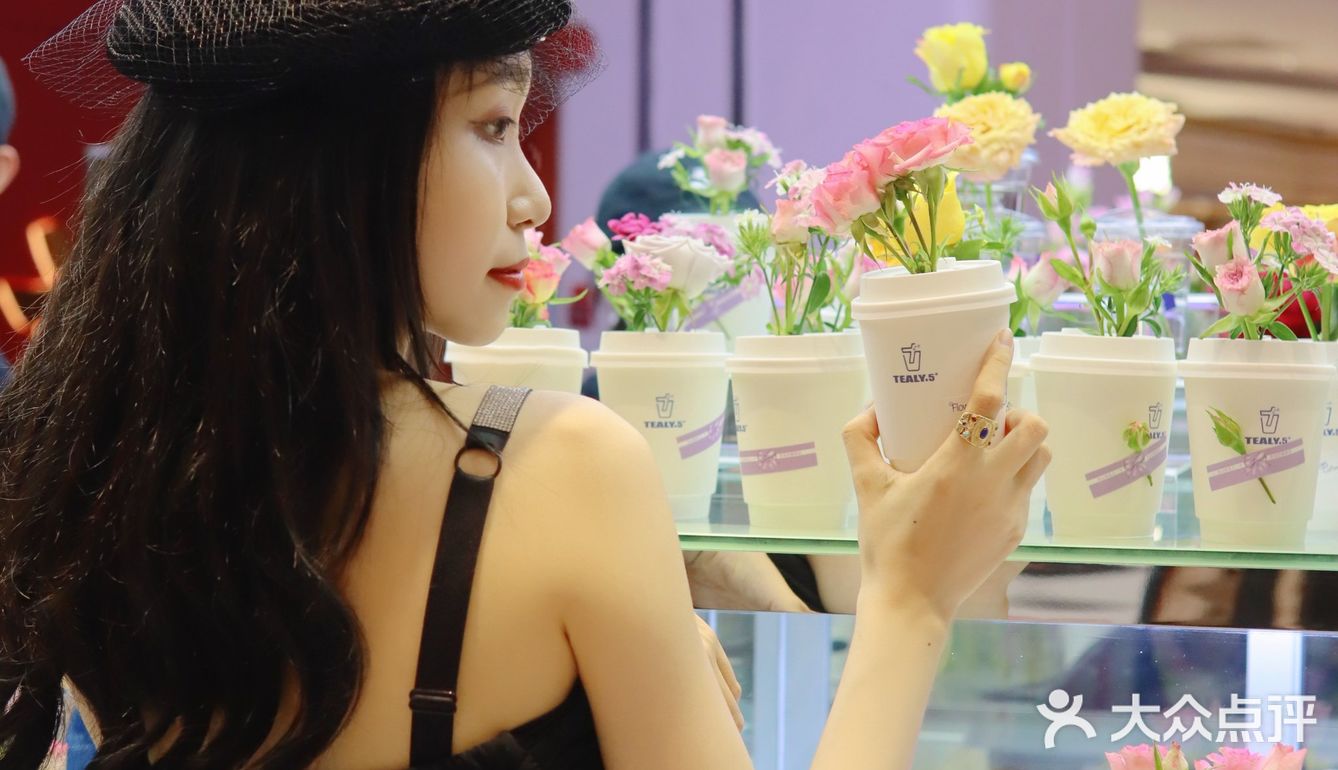 把浪漫装进杯子里☕️广州也有鲜花咖啡啦 