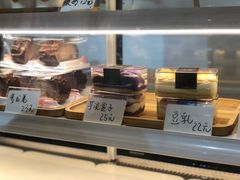 面包甜点陈列柜-洪小凡(钱塘明月店)