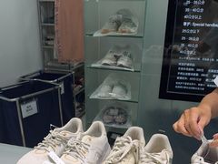 -福奈特洗衣·洗鞋·奢侈品护理(长阳路店)