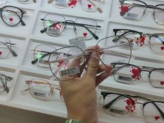 -天空之镜眼镜店蔡司依视路配镜授权零售店(望京颐堤港店)