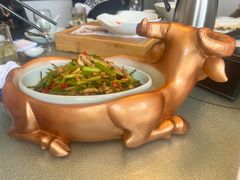 芹菜牛肉-新天明砂锅鱼头煲