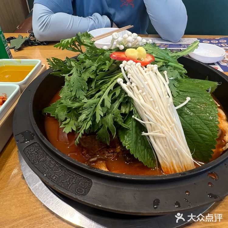 店内的小菜都是免费吃的，还可以续 干白菜脊骨火锅