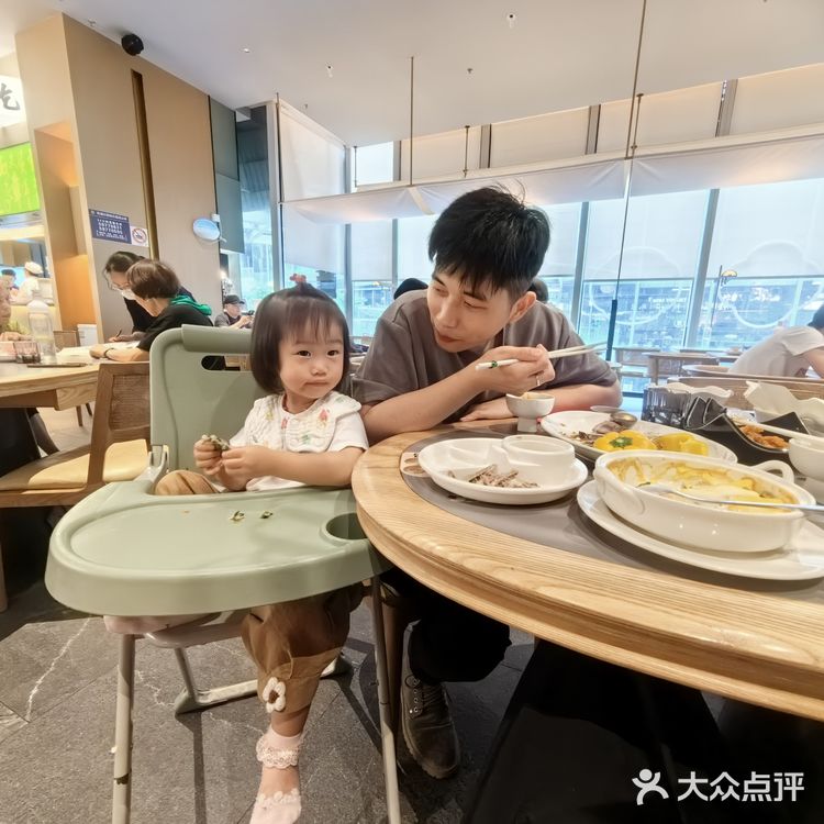 小饭搭子的快乐进餐时光