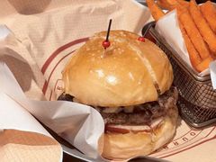 -BOURBON 玻本美式餐厅酒吧(虹桥新天地店)