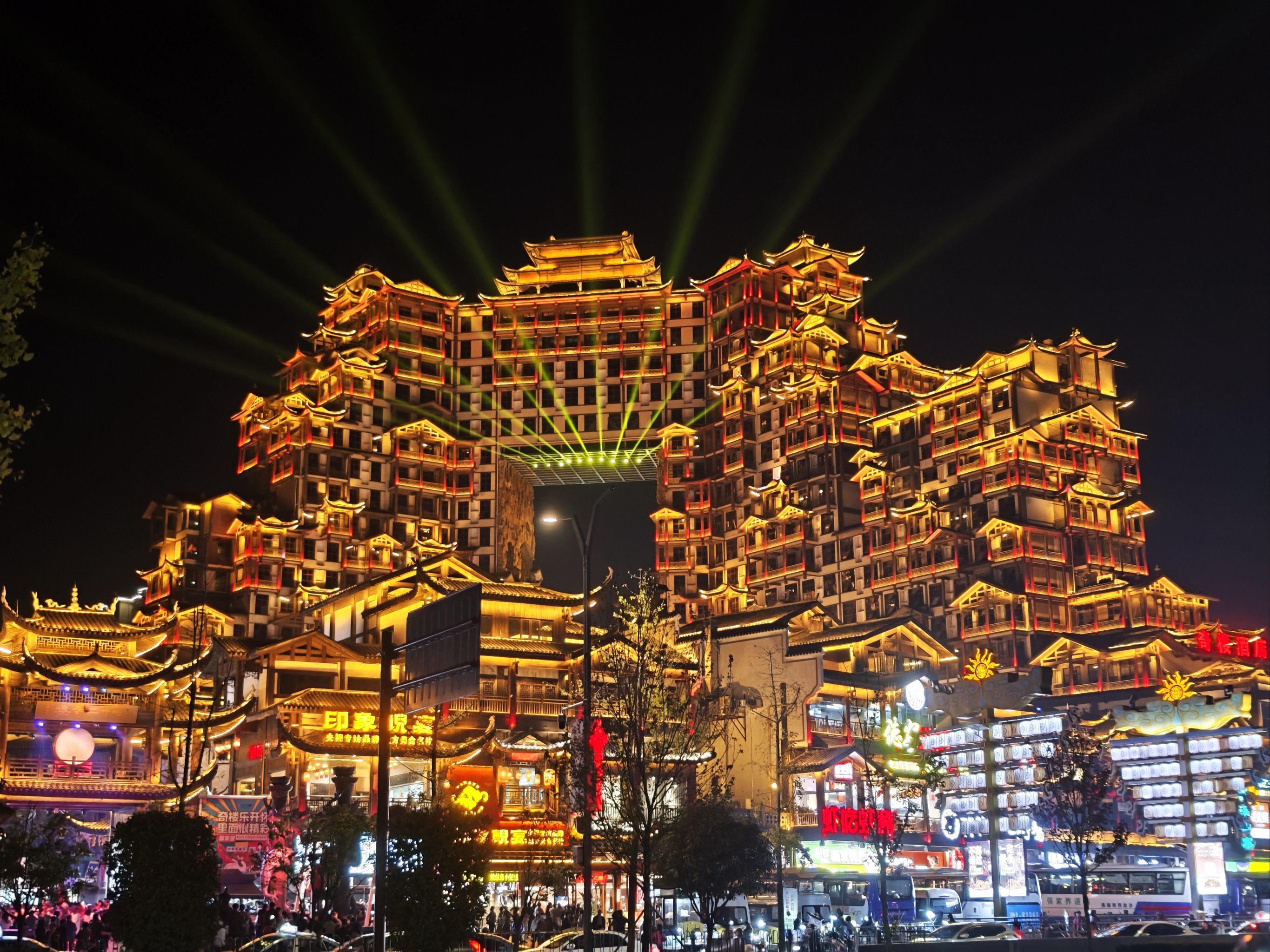 张家界凤凰古城四天三夜出现