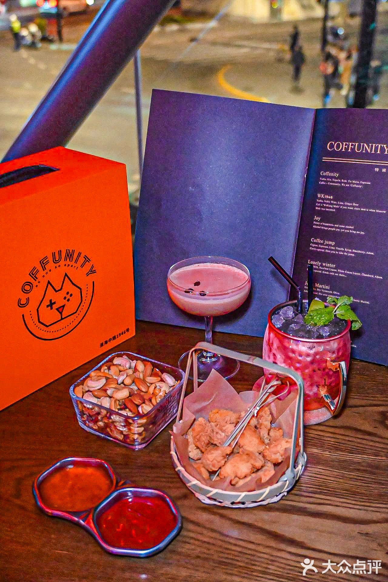 淮海中路上的这家bar，白天是咖啡店，夜晚是酒吧